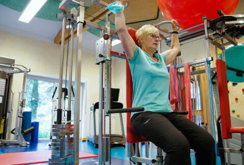 Eine Frau bei T-Rena Übungen im Fitnessstudio.