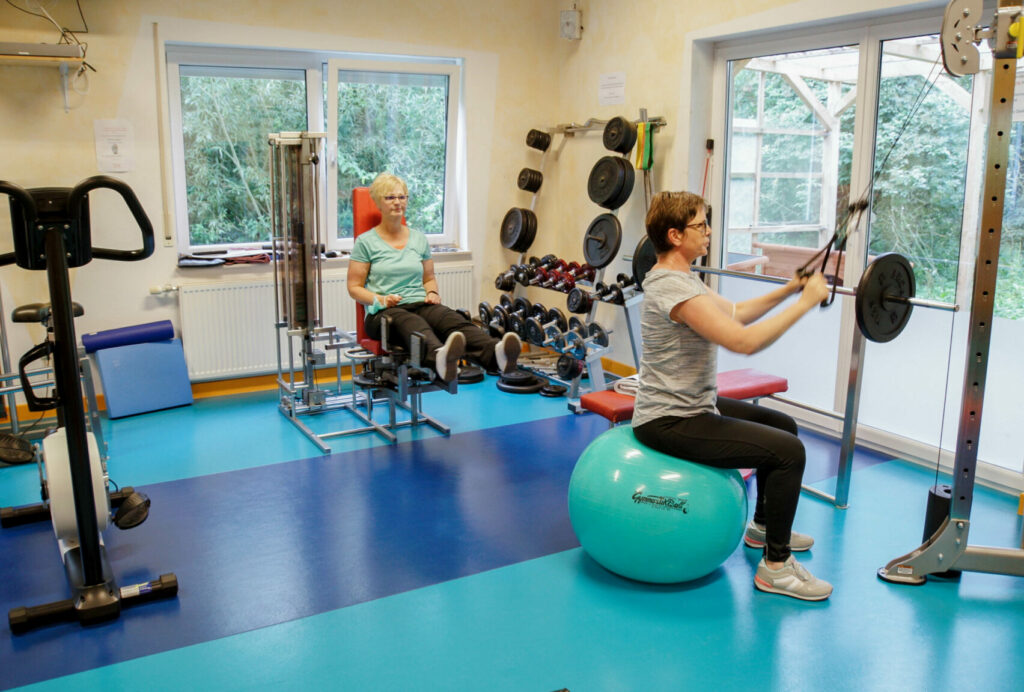 Zwei Frauen bei T-Rena Übungen im Fitnessstudio.