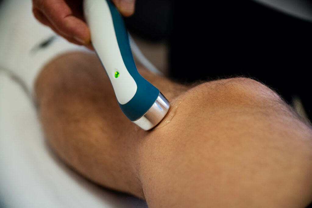 Kniebehandlung mittels eines Ultraschallgerätes